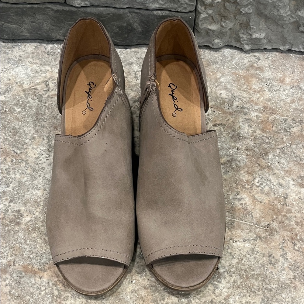 Qupid Women's Gray Peep Toe Mules